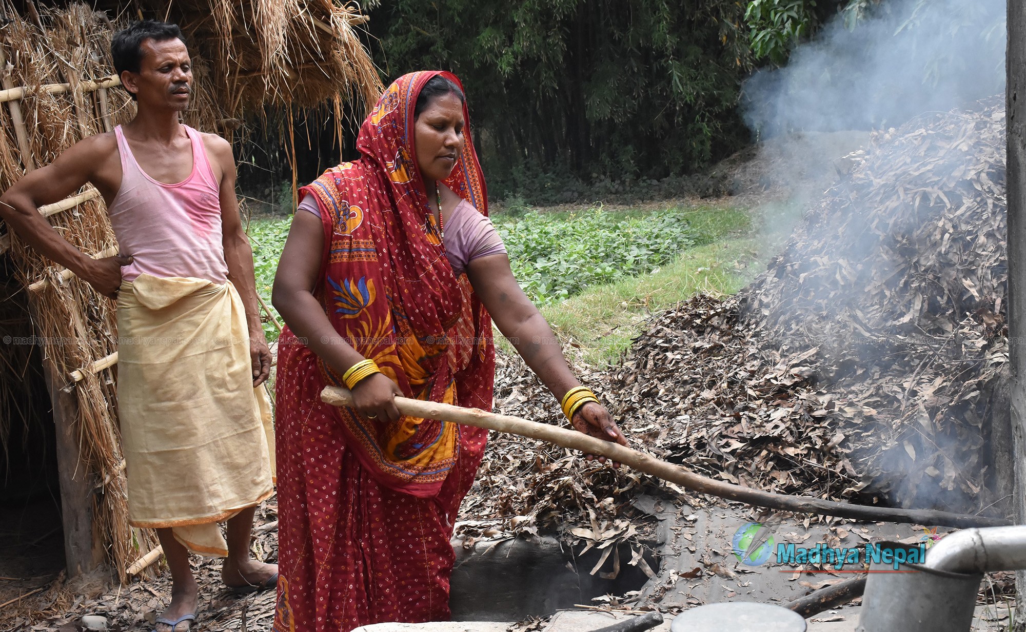 सुरुका दिनमा दलित भनेर हेप्ने गरेका गाउँलेले उक्त पातबाट आम्दानी हुन थालेपछि संगसंगै मिलेर काम गर्न थालेको महिलाहरु बताउँछन् ।