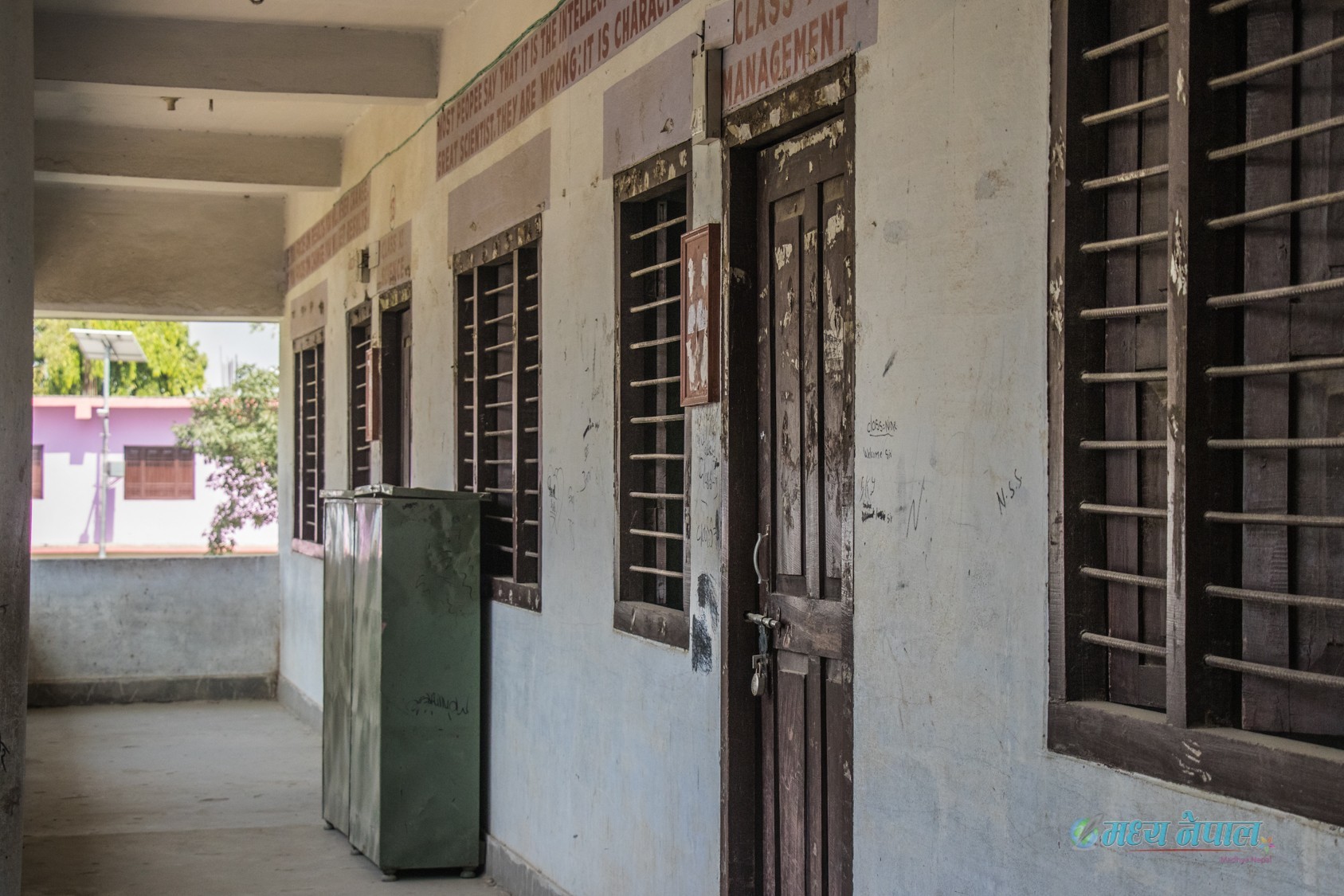जारी लकडाउन र बढ्दै गएको कोरोना संक्रमितको संख्याले शिक्षा पद्धतिको प्रकृया नै परिवर्तन गर्नुपर्ने विज्ञहरु सुझाव दिने गरेको छ । लहड मै वैकल्पिक अध्ययनको व्यवस्था मिलाएपनि नयाँ शैक्षिक सत्रले नयाँ कक्षाका पुस्तकको गाता समेत हेर्न नपाएका विद्यार्थीहरु केही दिन लहड मै अध्ययन गरेपनि अहिले शिक्षक र विद्यार्थी दुबैजना थाकेका छन् ।