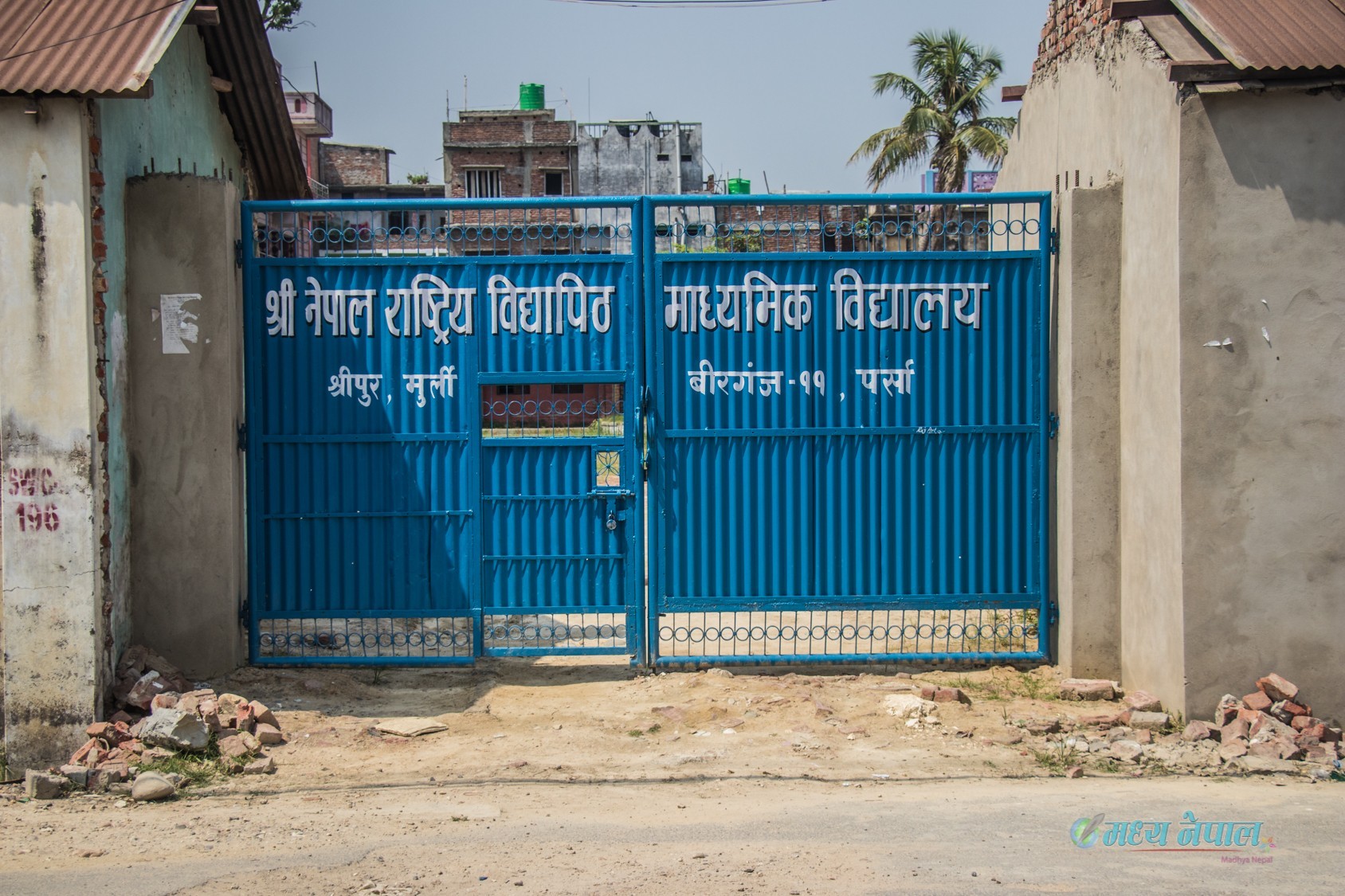 एस.ई.ई परिक्षाको तयारी गरेका विद्यार्थीहरु र रातभर जागै बसेर सेम्बल नम्बर टासेका शिक्षक व्यवस्थापकहरु समेत लकडाउनको मारले अहिले ती दिन विर्सेका छन् ।
