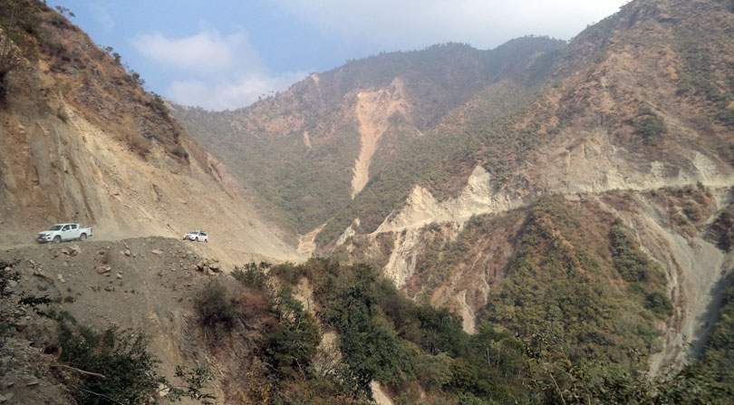 त्रिभुवन राजपथमा बढ्दो सवारी चाप, हेटौंडाबाट काठमाडौं पुग्न १० देखि १५ घण्टा