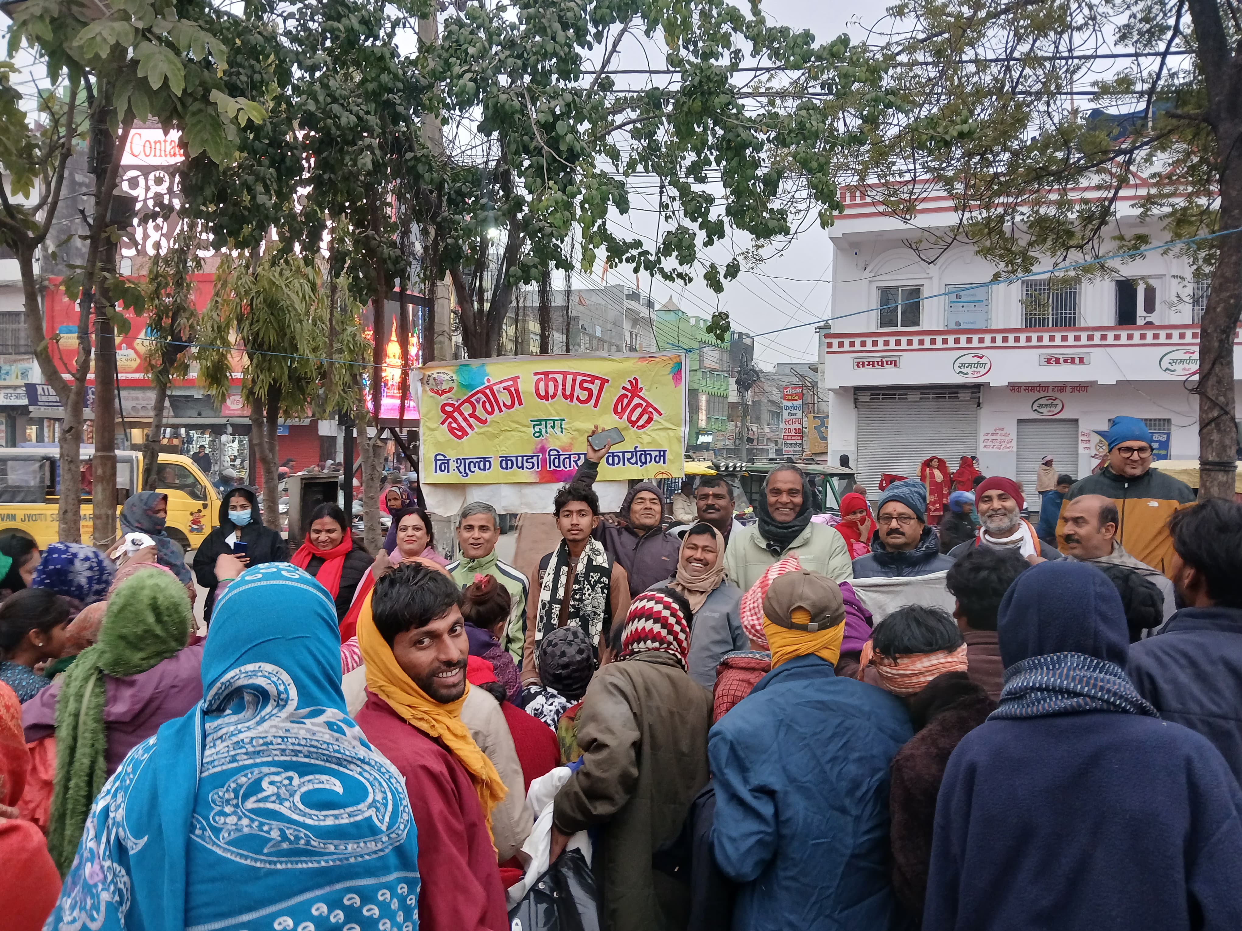 वीरगन्ज कपडा बैंक द्वारा घण्टाघरमा नि:शुल्क कपडा वितरण , ११ सय ५० थान कपडा वितरण