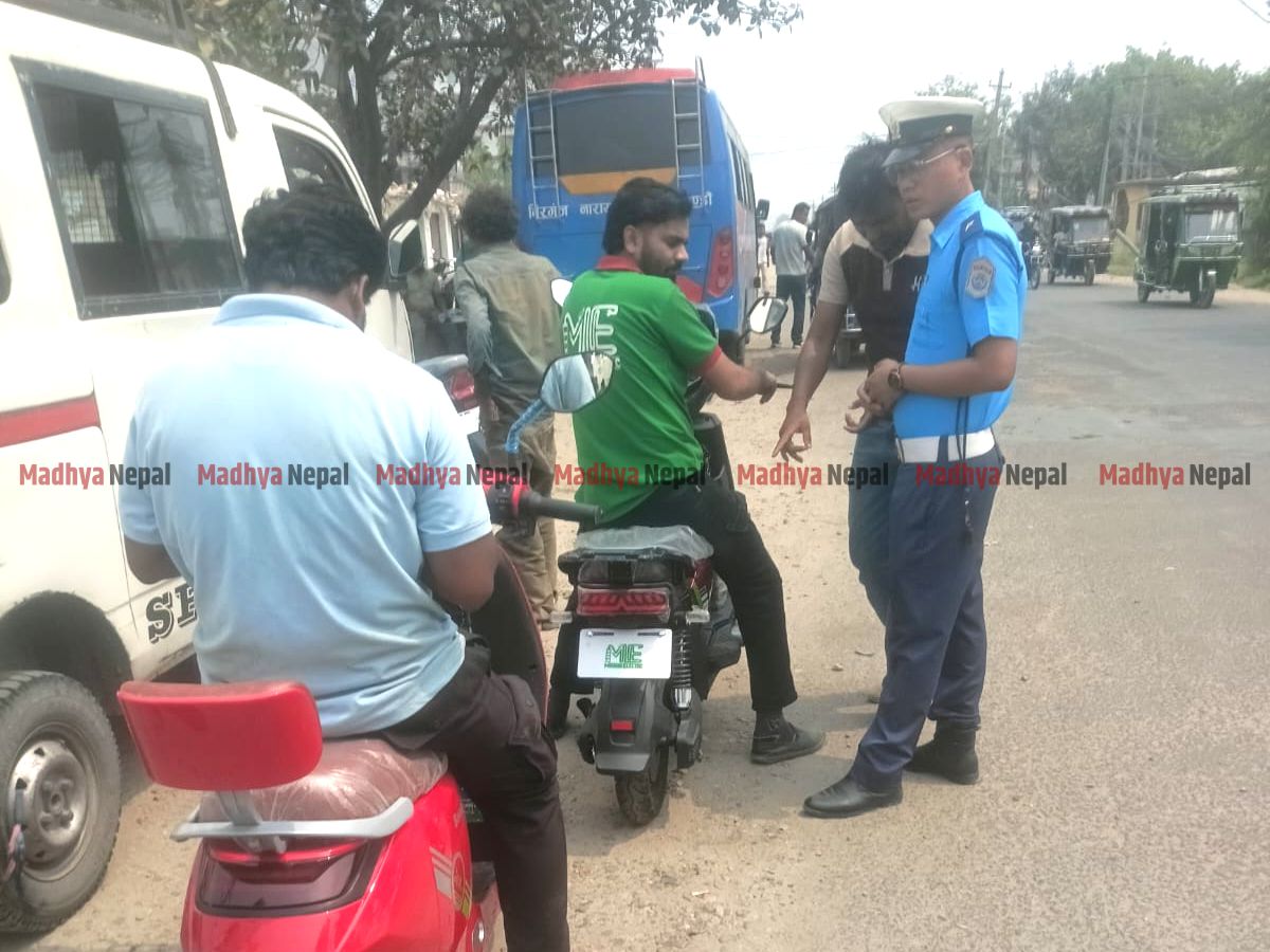 आधा मूल्यको लोभमा वीरगञ्जमा अवैध स्कुटर, ट्राफिक प्रहरी एक्सनमा