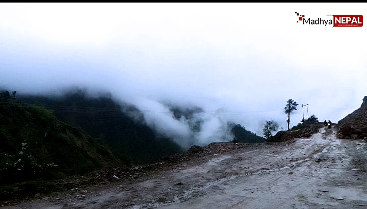 वर्षापछि कान्तिलोक पथ अवरुद्ध, पहिरोले सडक बन्द