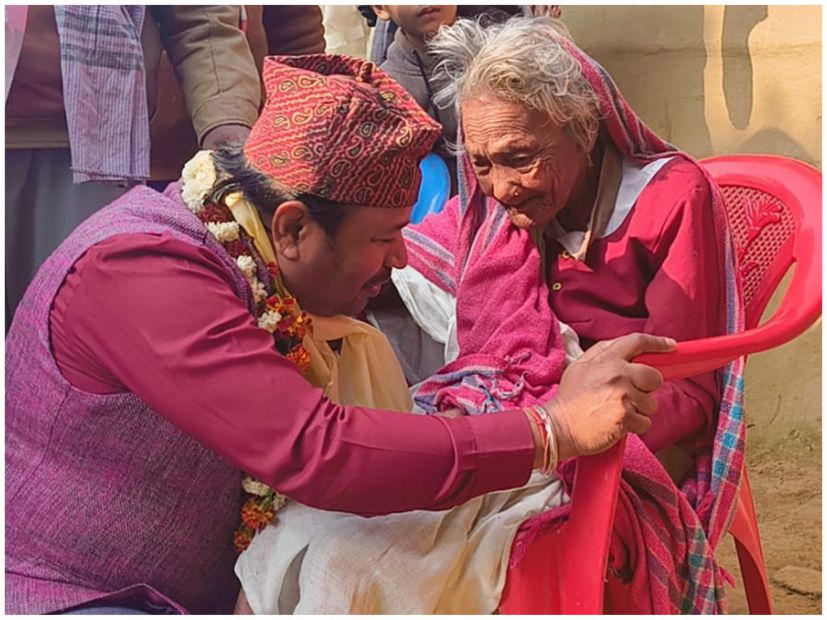१०५ वर्षीया आमाले दिइन् मनोज चौधरीलाई ‘विजयी भवको आशीर्वाद