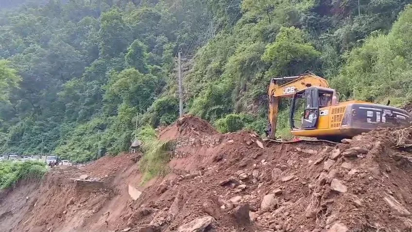 परेवा भीरमा सडक मर्मत तीव्र, आज साँझसम्म पृथ्वी राजमार्ग सञ्चालनमा ल्याउने तयारी