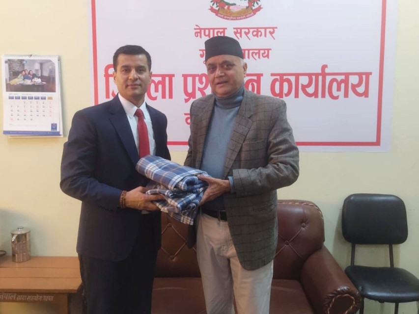 शीतलहर प्रभावितका लागि कम्बल हस्तान्तरण 