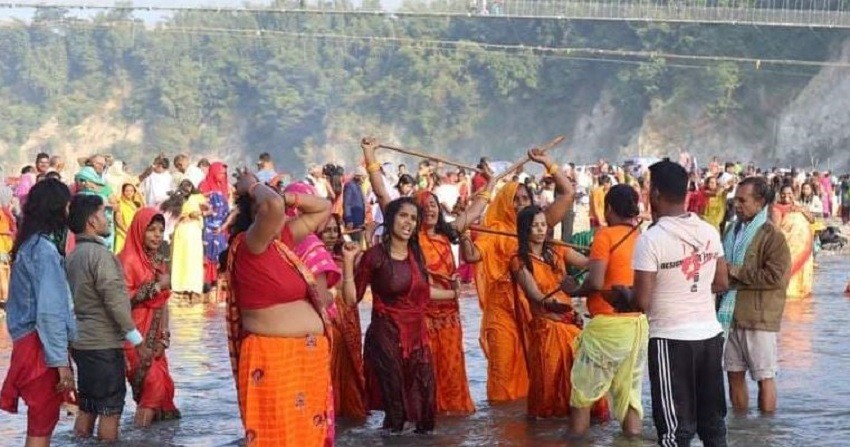 कमला नदीमा भूत–प्रेत निवारणको लागि हजारौँ भक्तजनको भीड