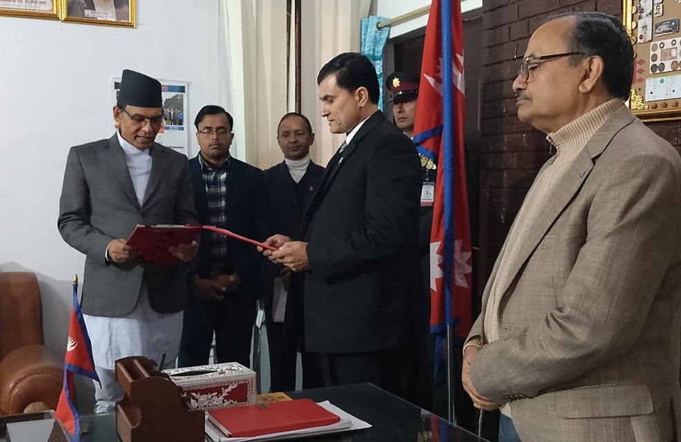 मधेश प्रदेशका मुख्य न्यायाधिवक्ता डा. सिंहले लिए शपथ, आजैदेखि सम्हाले कार्यभार