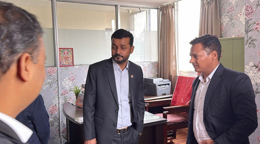 छड्के अनुगमनमा १६ जना गैरहाजिर भेटिएपछि खानेपानीमन्त्रीको कडा निर्देशन : अब ‘इलेक्ट्रोनिक हाजिरी’ अनिवार्य