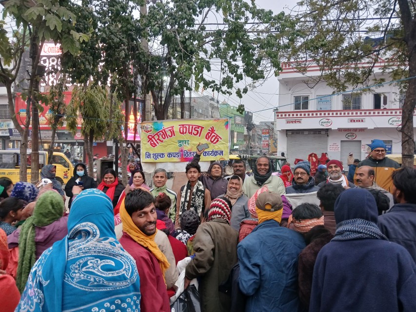 वीरगन्ज कपडा बैंक द्वारा घण्टाघरमा नि:शुल्क कपडा वितरण , ११ सय ५० थान कपडा वितरण