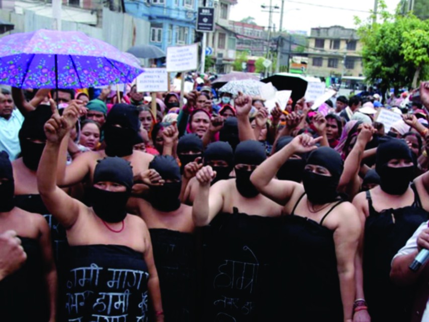 सहकारी पीडितहरूको अर्धनग्न प्रदर्शन, सरकारसँग बचत रकमको माग