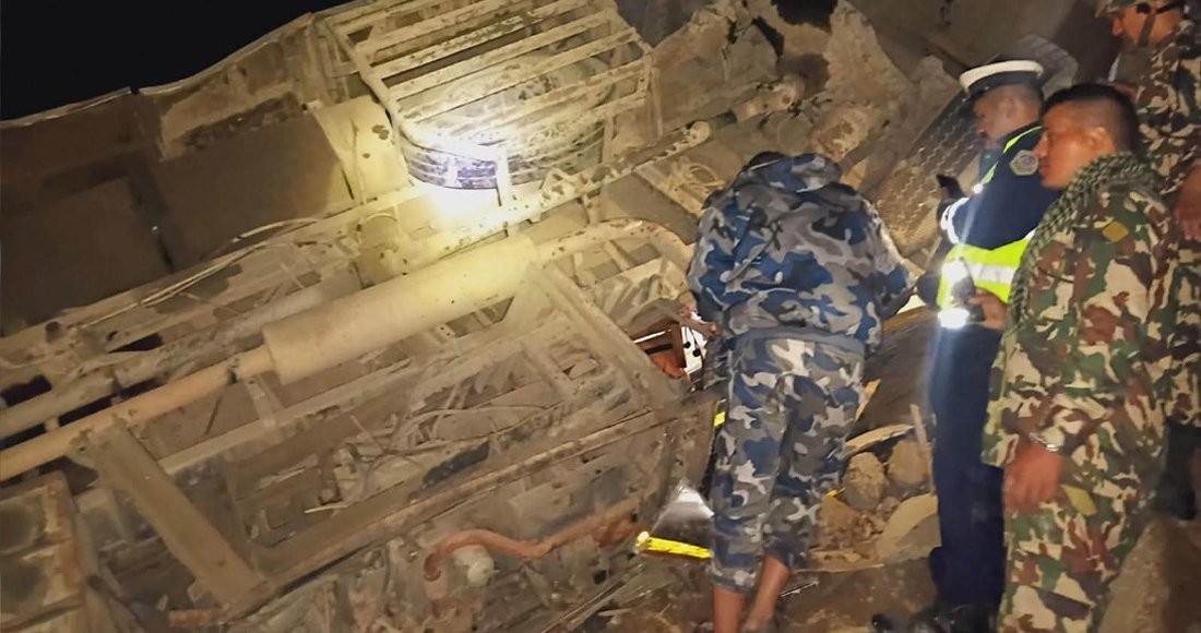 पृथ्वी राजमार्गमा बस दुर्घटना: धादिङमा १८ जनाको मृत्यु, २७ घाइते