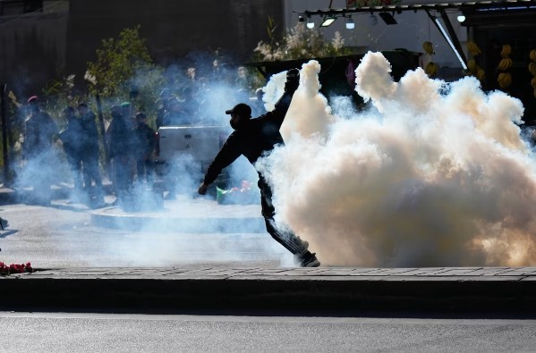 इरानका सर्वोच्च नेताको हत्या विरोधमा बग्दादमा अमेरिकन दूतावासमाथि प्रदर्शन