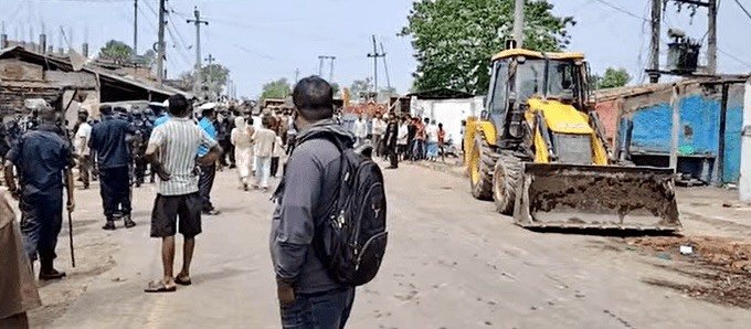 पर्सामा अतिक्रमणविरुद्ध अभियान: पहिलो दिनमै सयौँ संरचना हटाइयो