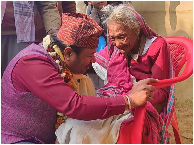 १०५ वर्षीया आमाले दिइन् मनोज चौधरीलाई ‘विजयी भव’को आशीर्वाद