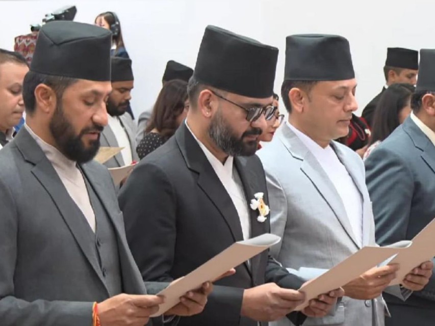 नवनिर्वाचित सांसदद्वारा शपथ ग्रहण, ६३ जनाले मातृभाषामा लिए शपथ