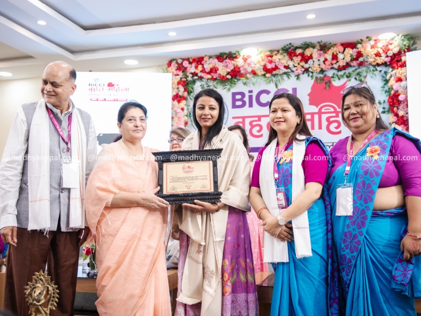 पूर्व राष्ट्रपति विद्यादेवी भण्डारीबाट नर्स सुभद्रा थापा सम्मानित