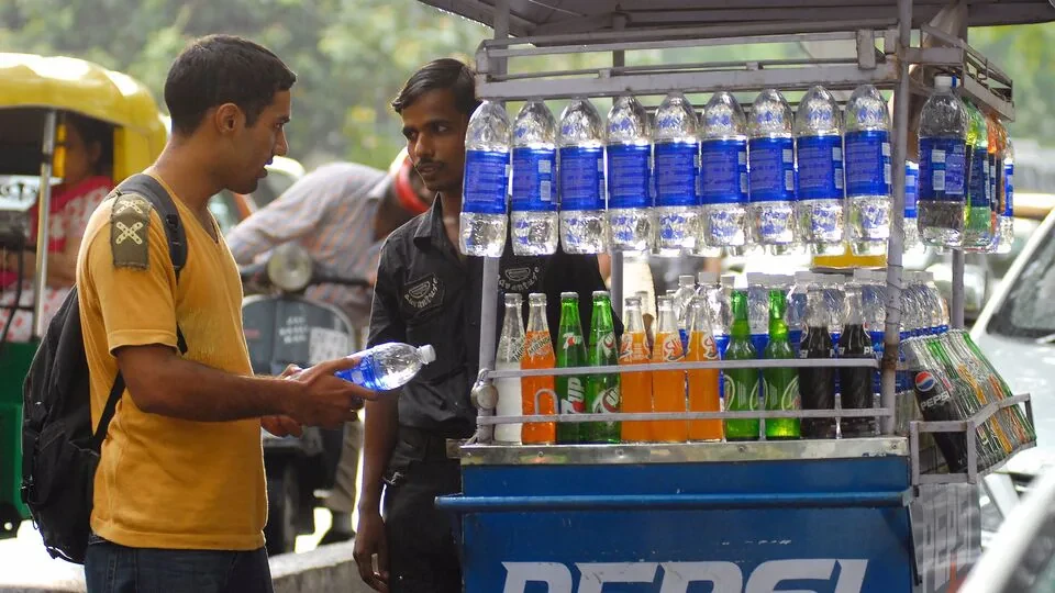 के इरान युद्धले भारतको बोतल पानी बजारमा असर पार्दैछ?