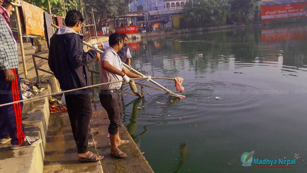 फोहर तथा दुर्घन्धीत नगवा पोखरी यसरी हुँदैछ सफा र सुन्दर