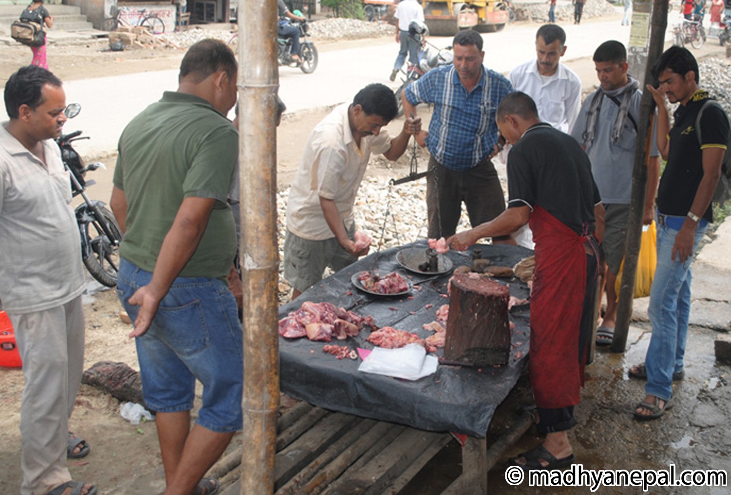 महानगर बने पनि अझै बनेन पशु बधशाला, ग्राहक अश्वस्थकर मासु खान बाध्य