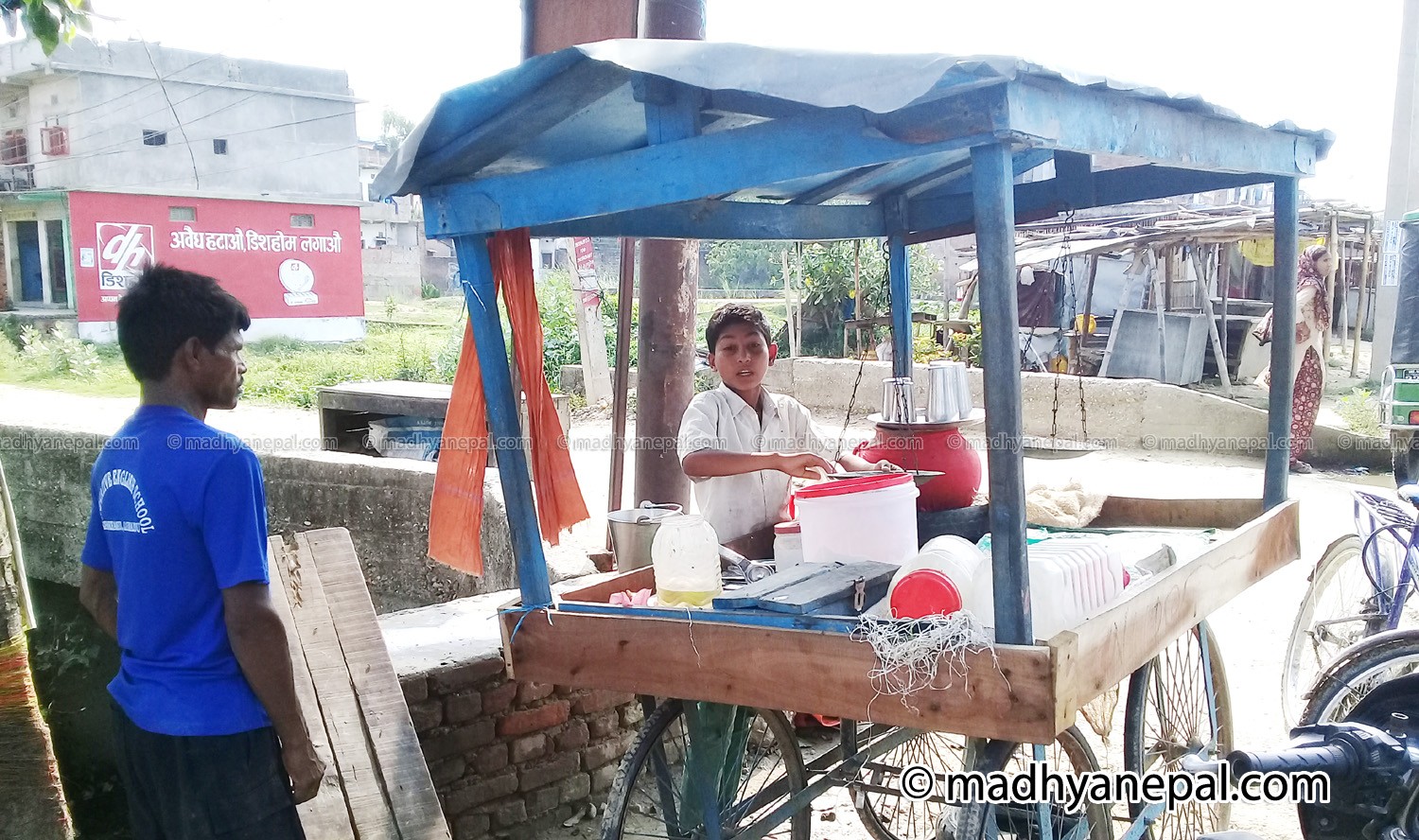 वीरगंजको राधेमाई चौकमा सतुवा बेच्दै बालक 