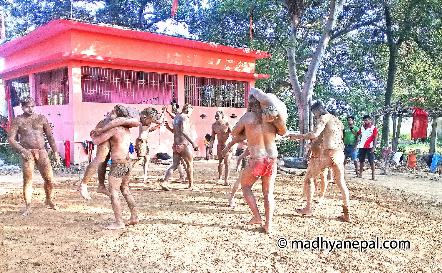 मधेशको शान कुस्तीमा स्थानीय सरकारको उपेक्षा, एक्लो प्रयासमा तग्रदै खेलाडीहरु