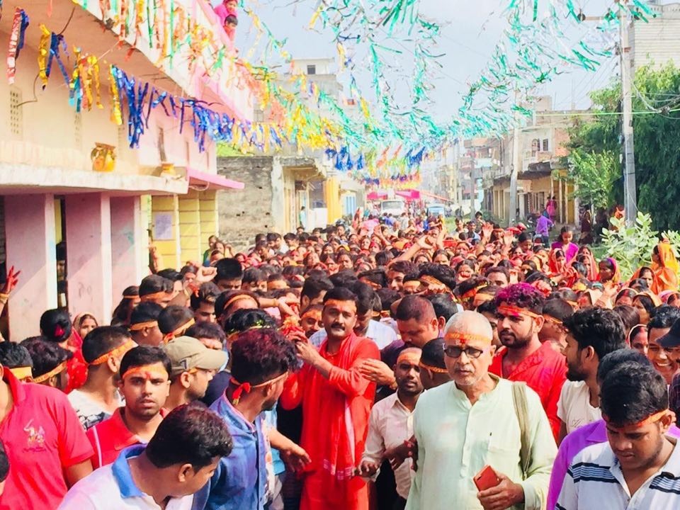 देशवासीको समृद्धिको लागी सांसद यादवद्वारा फुलपाती भित्रयाईयो