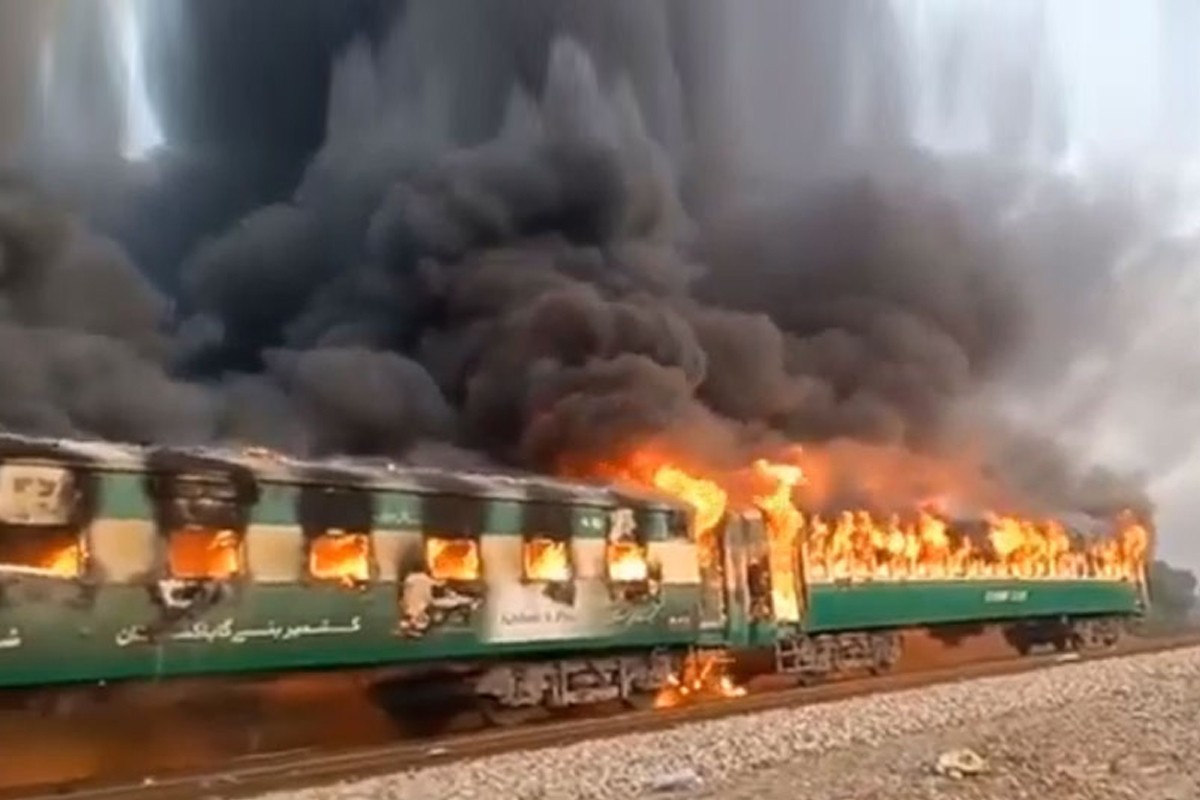 पाकिस्तानमा गुडिरहेको रेलमा आगलागी, ६२ यात्रुको मृत्यु