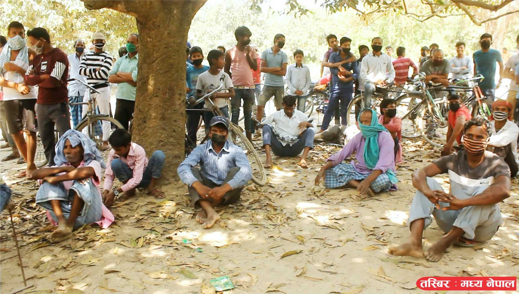 गुणस्तरहीन राहत वितरण गर्दा वडा अध्यक्ष र वडा सचिव सहित ५ जना पक्राऊ