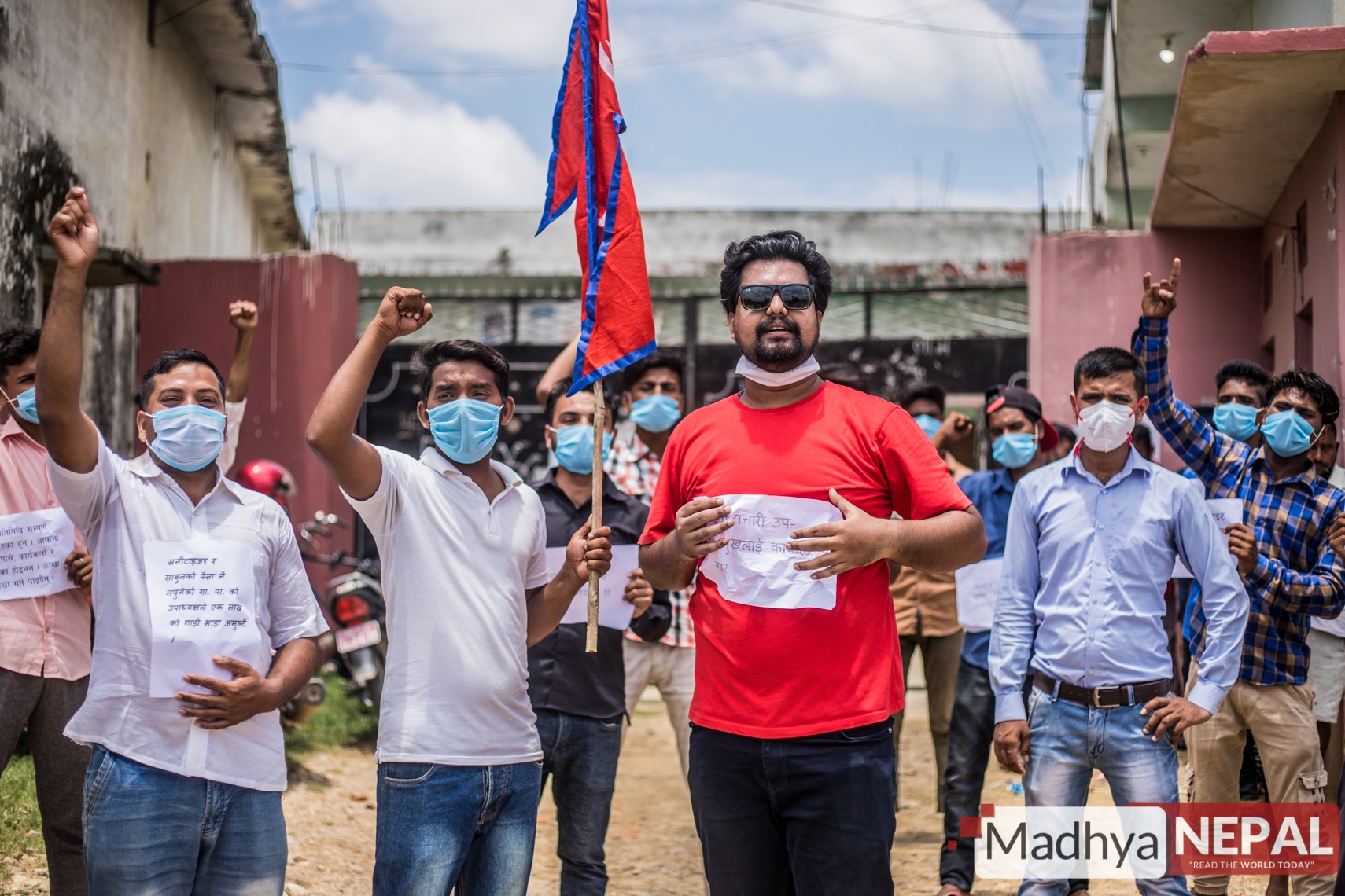 सत्तारुढ दल आवद विद्यार्थी नेताहरु द्वारा गाउपालीका कार्यलय अगाडी प्रदर्शन