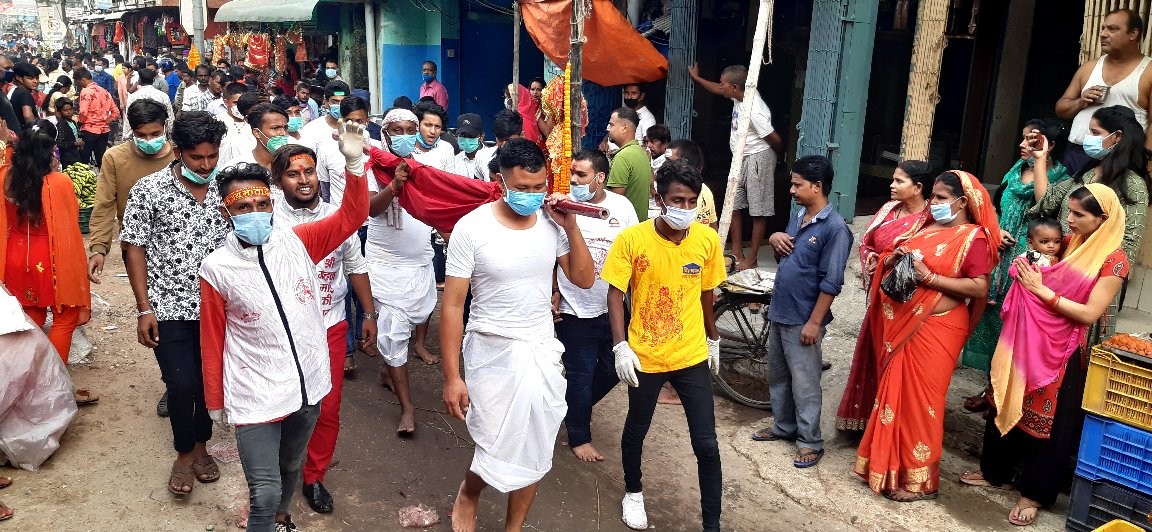 विशेष सुरक्षा सतर्कता सहित वीरगंजमा फुलपाती भित्र्याइयो, मन्दिर प्रवेशमा रोक लगाएपनि मन्दिर बाहिरै पुजाआज