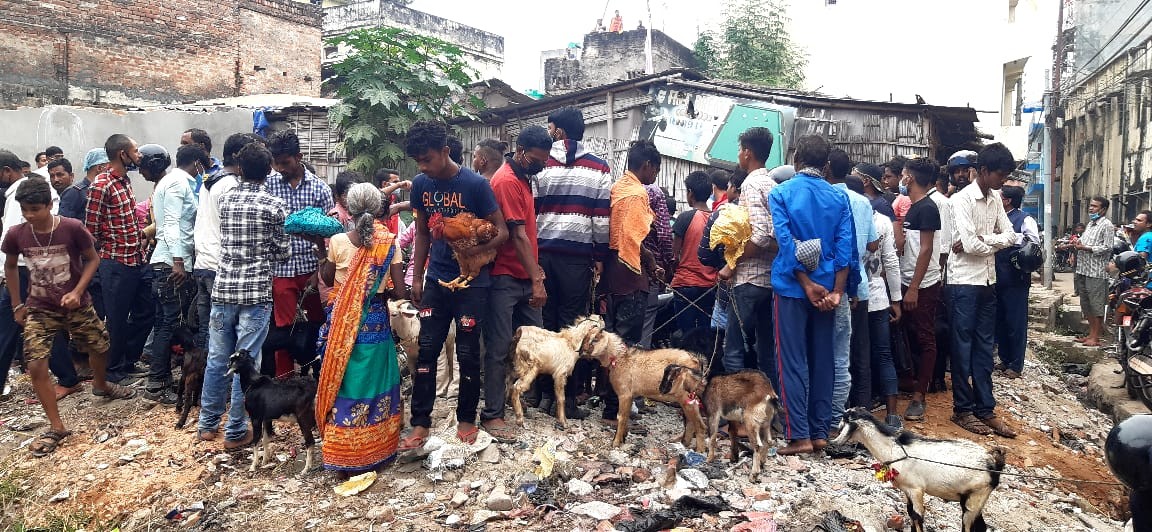 कोरोनालाई चुनौति दिदै मन्दिर बाहिरै बलि पुजा