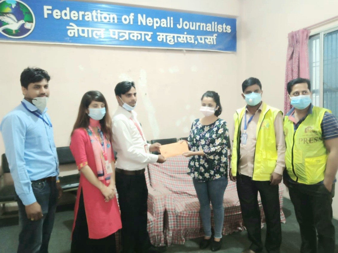 काेराेना संक्रमित उपचारका लागि रेडियो सान्भीद्वारा पत्रकार महासंघलाई २५ हजार रुपैयाँ आर्थिक सहयोग