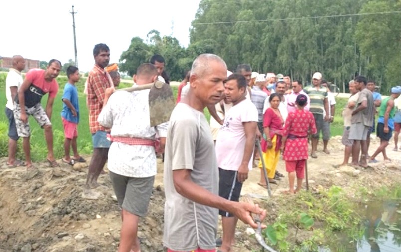 रौतहटमा सार्बजनिक कुलो अतिक्रमण गरेर व्यवसायीले बाटो बनाएपछि बिरोध