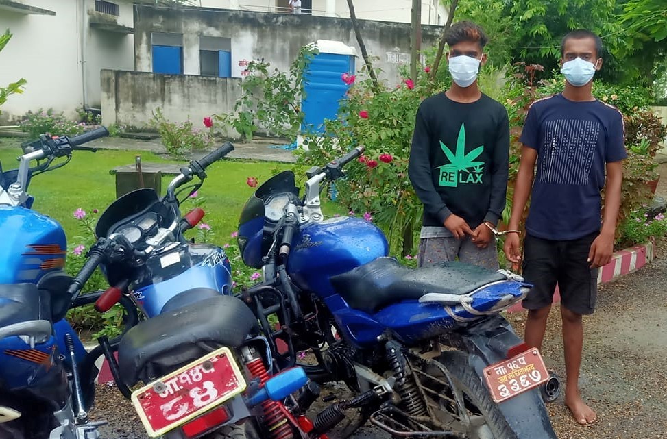 चोरीको ४ वटा मोटरसाईकलसहित दुई जना पक्राउ