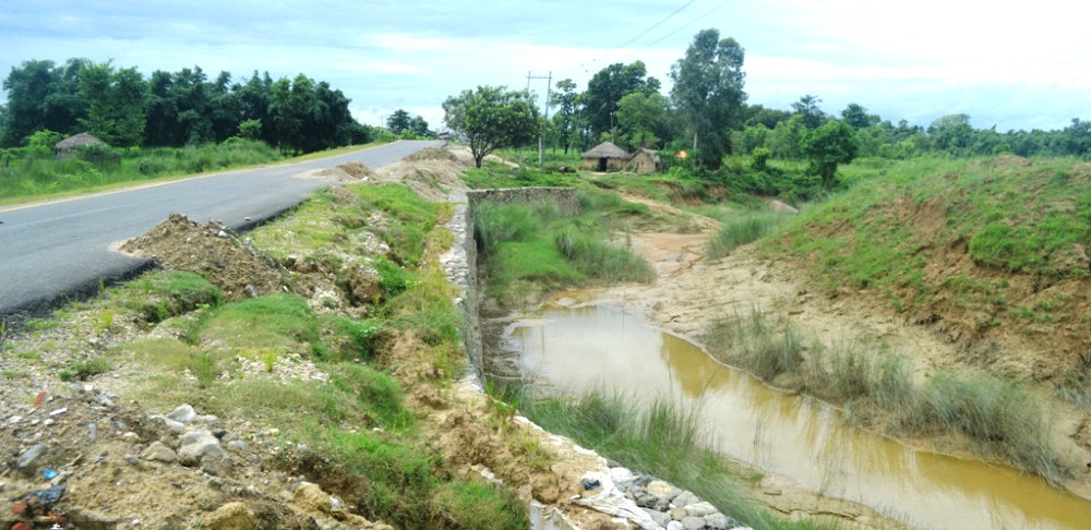 जग्गा सडकमा जोड्न नदीको धार नै परिवर्तन