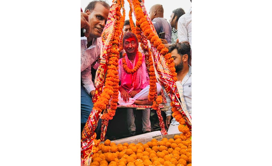 बारा कलैयाका मेयर र उपमेयलाई तौल बराबरको लड्डुले स्वागत
