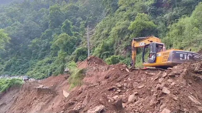 परेवा भीरमा सडक मर्मत तीव्र, आज साँझसम्म पृथ्वी राजमार्ग सञ्चालनमा ल्याउने तयारी