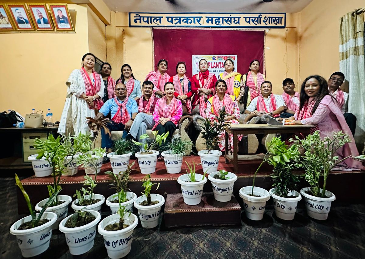 लायन्स क्लब अफ वीरगञ्ज सेन्ट्रल सिटीद्वारा पत्रकार महासङ्घ पर्सालाई  गमला हस्तान्तरण