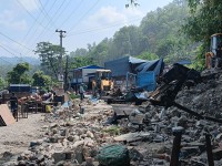 तीन नम्बर पुलमा डोजर चल्दा उजाडियो ७० परिवारको जीविका