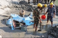 त्रिशूली किनारमा बालुवाले पुरिएको गाडी फेला, बेपत्ता १४ जनाको शव भेटियो