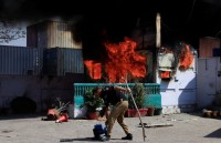 कराचीमा अमेरिकी काउन्सुलेटमाथि प्रदर्शन: ६ प्रदर्शनकारीको मृत्यु, २० घाइते