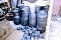 फलामका भाँडा बनाउने पेशा धरापमा व्यवसायीहरु भन्छन–‘सरकारले सहयोग गरेमात्र धान्न सक्छौं’