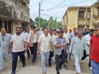 कांग्रेस महामन्त्री गगन थापाद्धारा नारायणी अस्पतालमा हैजा संक्रमितसँग भेटघाट