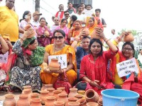 ‘पानी दे या मारी दे’ भन्दै वीरगन्जमा जलसत्याग्रह, जनमत पार्टीको सरकारलाई चेतावनी