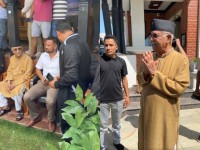 भक्तपुरमा सार्वजनिक भए ओली, नेता–कार्यकर्तासँग भेटघाट