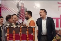धर्मसम्बन्धी प्रस्तावमा देउवा समूहको भेलामै निधि–महतबीच कागज खोसाखोस