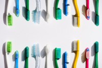 तपाईंको टूथब्रस: सानो तर जीवाणुले भरिएको इकोसिस्टम