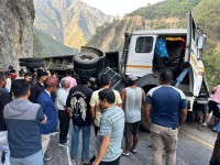 नारायणघाट-मुग्लिन सडक खण्डमा ट्रक दुर्घटना: अबरुद्ध सडक पुनः सञ्चालनमा