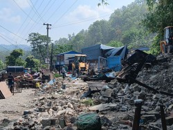 तीन नम्बर पुलमा डोजर चल्दा उजाडियो ७० परिवारको जीविका
